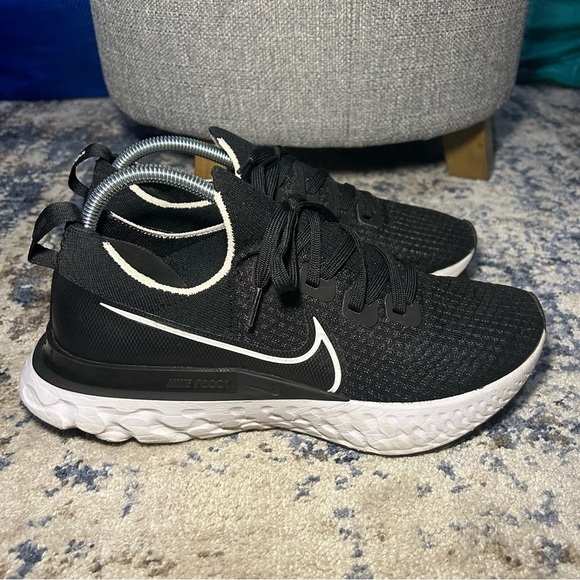 Nike Black Infinity React Run Flyknit Lace-Up Sneakers Size 9 - Picture 1 of 12
